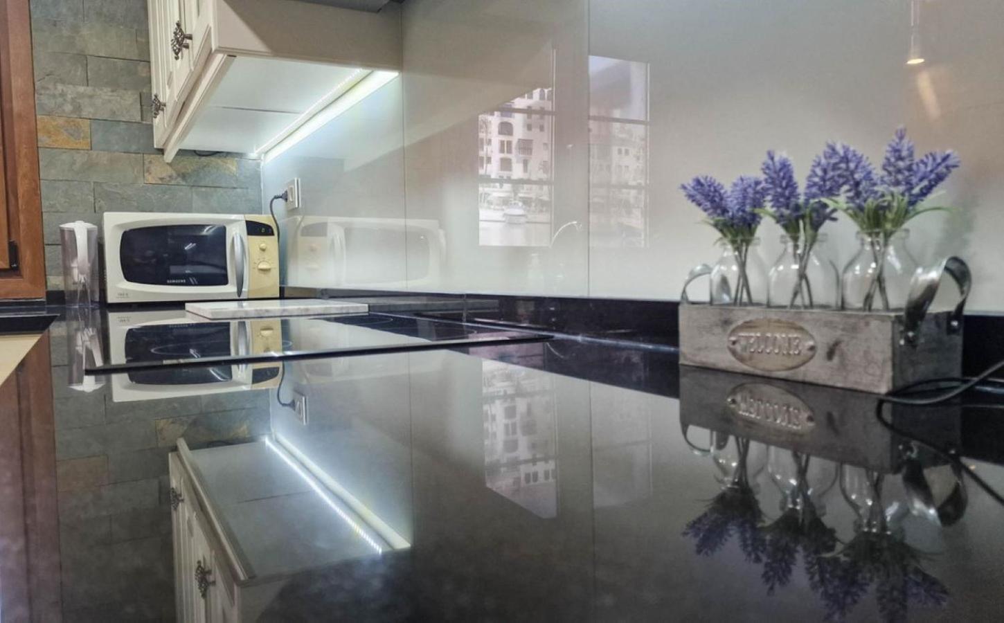 Duquesa Port Apartment Манилва Екстериор снимка